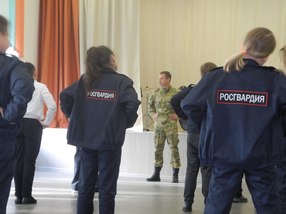 В Архангельске военнослужащий Росгвардии провел занятие с учениками кадетских классов